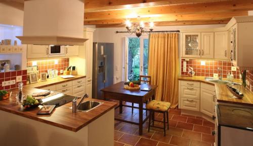 Pitten浪漫小屋度假屋的厨房配有水槽和桌子