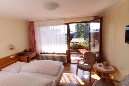 巴特维尔德巴德施密德洛佩兹旅馆的酒店客房设有两张床和一个阳台。