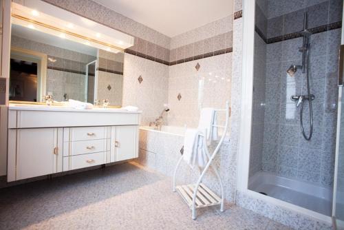 洛塞特酒店的一间浴室