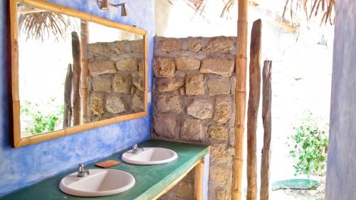 维加伊托Kasa Pelikanos的浴室设有2个水槽和镜子