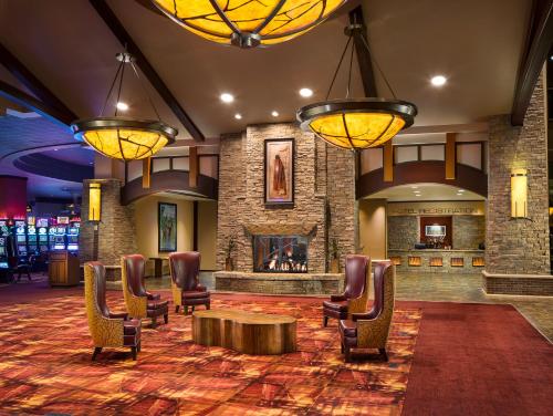 PocolaChoctaw Casino Hotel – Pocola的一间设有椅子和壁炉的等候室