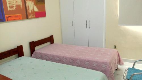 马塞约Quarto aconchegante Jatiúca的一间卧室配有两张床和橱柜