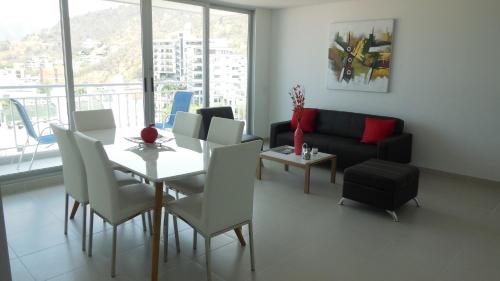 圣玛尔塔Apartamento Rodadero VICO的客厅配有桌椅和沙发