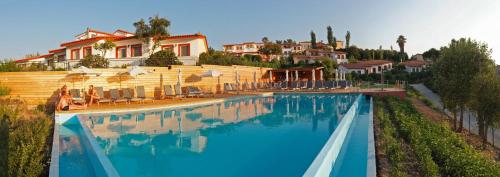 米西姆纳Belvedere Aeolis Hotel的一个带椅子的大型游泳池