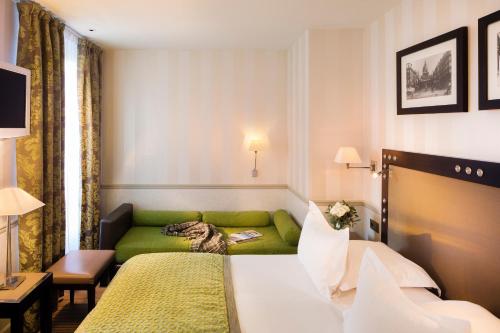 迪尤肯埃菲尔酒店客房内的一张或多张床位