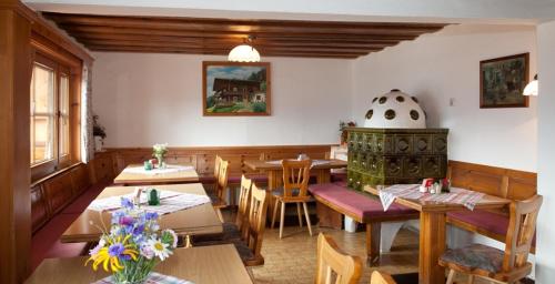阿尔滕马克特蓬高Berggasthof-Ferienbauernhof Habersatt的一间带木桌和椅子的餐厅,