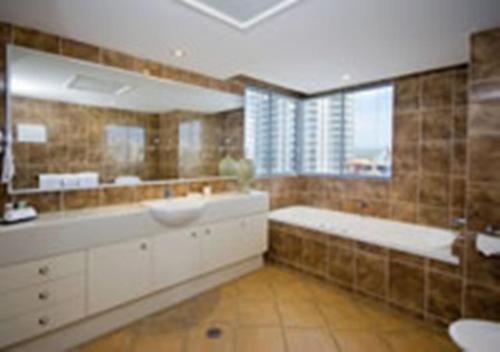 玛志洛麦可诺斯度假酒店的浴室配有两个盥洗盆和浴缸。