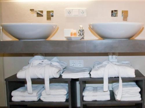 塞费尔德附近赖特蒂罗尔阿尔卑斯度假酒店的浴室设有带两个水槽和毛巾的台面
