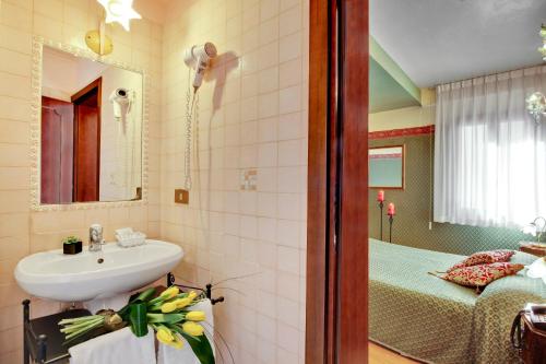 洛坎达安蒂科费欧雷酒店的一间浴室