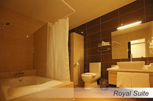 怡保木麻黄@梅鲁酒店的带浴缸、卫生间和盥洗盆的浴室