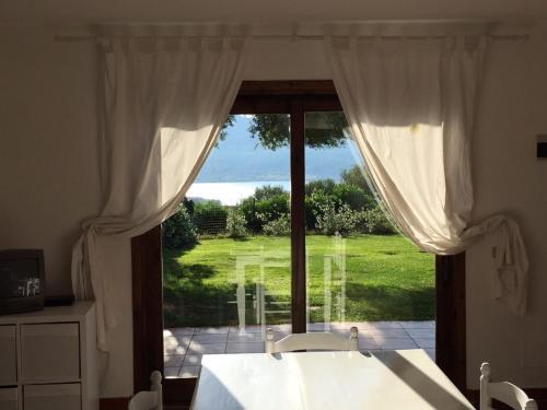 罗通多港Residenza Costasmeraldina的客房可通过窗户欣赏到海景