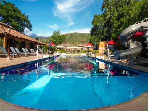 圣菲德安蒂奥基亚Hosteria Tonusco Campestre的一个带水滑梯的大型游泳池