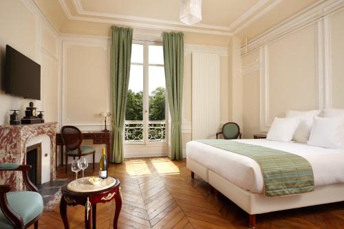 RullyChâteau Saint-Michel - Cercle des Grands Crus的酒店客房配有一张床和一个壁炉。