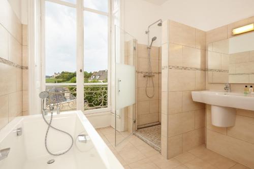 RullyChâteau Saint-Michel - Cercle des Grands Crus的带浴缸、淋浴和盥洗盆的浴室