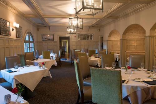 查尔斯顿温特沃斯大厦酒店的一间带桌椅和吊灯的餐厅