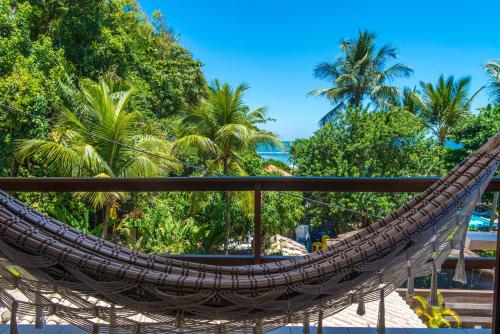 莫罗圣保罗巴伊亚贝拉旅馆的棕榈树海滩上的吊床
