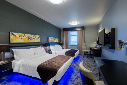 卡尔加里集团卡尔加里机场掌声酒店的酒店客房配有两张床和一张书桌