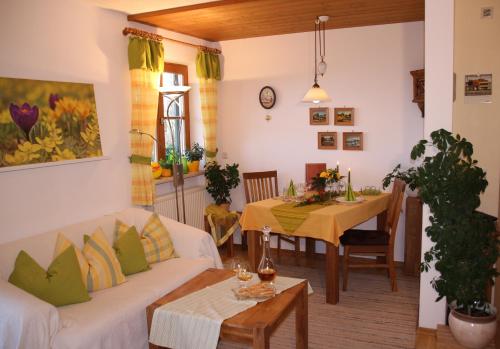 罗滕布Ferienwohnung Freißl的客厅配有沙发和桌子