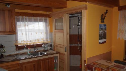 赫拉布斯Chata u Jozefa的一个带水槽和窗户的小厨房