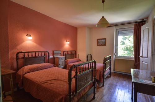 莱昆韦里阿耶斯塔兰一号旅馆的一间卧室设有两张床和窗户。