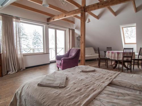 Palamuse莫可可乡村酒店的卧室配有一张床和一张桌子及椅子