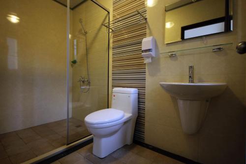 鹿谷乡南投溪头尚缇会馆(民宿)的浴室配有卫生间、盥洗盆和淋浴。