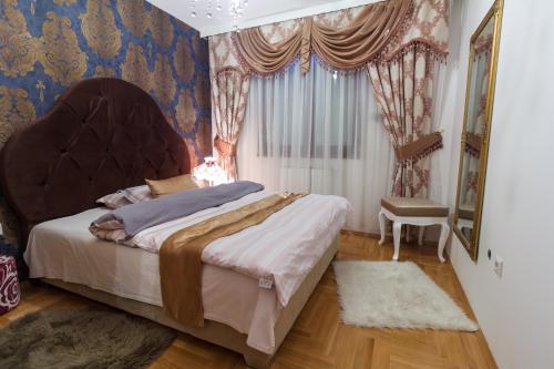 巴尼亚卢卡Apartment Barby - Deluxe的一间卧室设有一张大床和一个窗户。