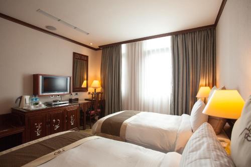 富园国际商务饭店客房内的一张或多张床位