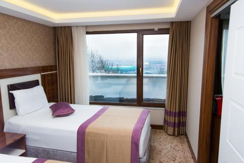 伯萨Ruba Palace Thermal Hotel的酒店客房设有床和窗户。