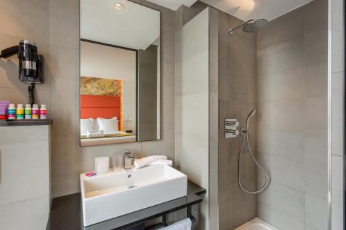 巴黎斯嘉丽酒店的一间带水槽和淋浴的浴室