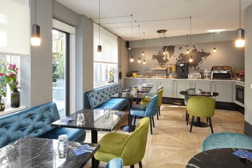 阿姆斯特丹阿姆斯特丹缪斯精品酒店的一间带桌椅的餐厅和一间厨房