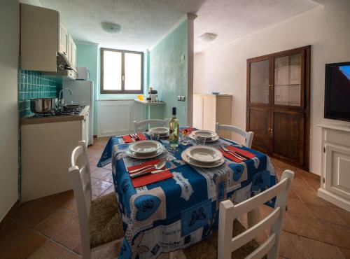 卡利亚里Casa Spiga的一间带桌子的用餐室和一间厨房