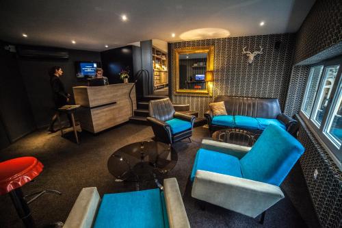 里尔卡纳伊酒店的客厅配有蓝色椅子和沙发