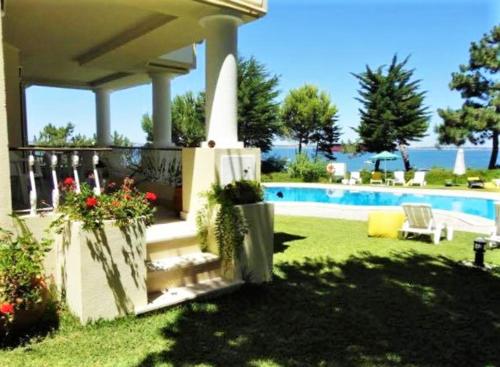 特罗亚Troia Apartments的一座带花园和游泳池的房子