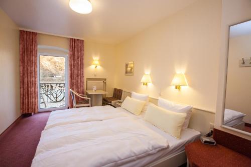 博帕德加尔尼古德酒店的窗户客房内的一张大白色床
