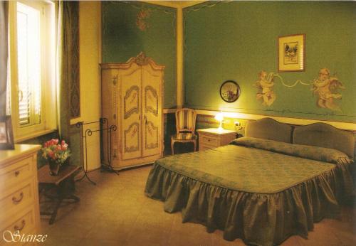 坎波巴索林纳西蒙托酒店的一间卧室,卧室内配有一张大床