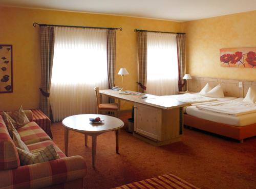 Rödental戈洛斯彻布朗酒店&旅社的配有一张床和一张书桌的酒店客房