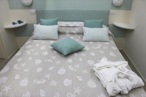 波托菲诺Clara's House的一间卧室配有一张大床和毛巾