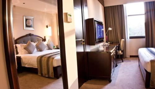 阿克拉唐宫酒店的酒店客房,配有床和电视