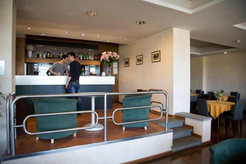 巴贝里诺·迪·穆杰罗巴贝里诺酒店的两人站在餐厅酒吧