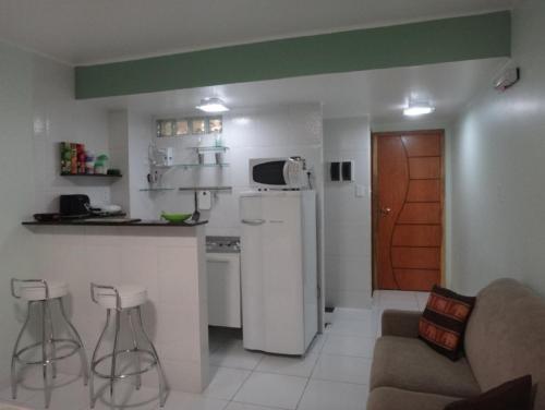 马瑙斯Ajuricaba Suites 1的小厨房配有白色冰箱和台面