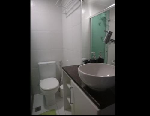 马瑙斯Ajuricaba Suites 1的浴室配有白色卫生间和盥洗盆。