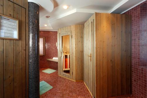 科尔蒂纳丹佩佐阿根廷别墅酒店的一间带木镶板和红砖墙的浴室