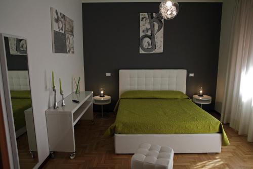 罗马马玛丽森加缇住宿加早餐旅馆的一间卧室配有一张床和两张带蜡烛的桌子。