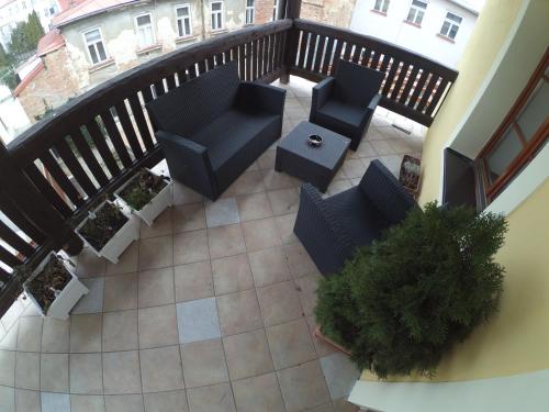 伊赫拉瓦阿奇姆酒店的阳台享有高空美景,配有桌椅
