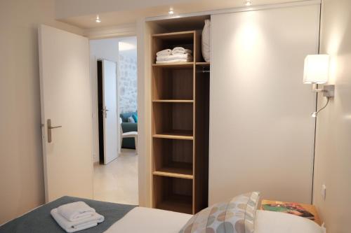 巴黎圣安娜花园公寓的一间卧室配有衣柜、一张床和一个房间