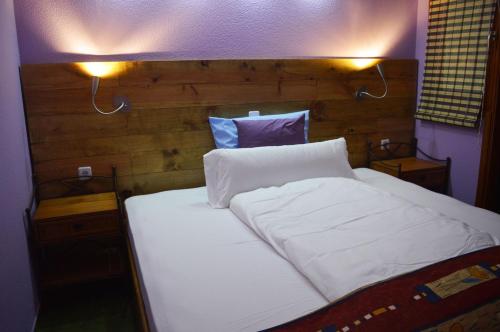 英格兰海滩帕索奇科同性恋酒店 - 仅接待男同性恋的一间卧室配有一张带两个灯的床