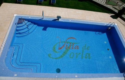 托尔拉​​德托尔拉别墅酒店的蓝色的游泳池,水里充满了词