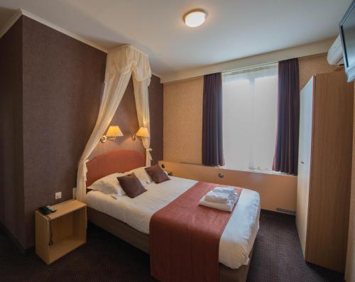 格罗宁根酒店客房内的一张或多张床位
