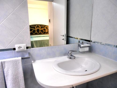 维拉西米乌斯阿菲塔卡马雷达安吉拉酒店的一间带水槽和镜子的浴室